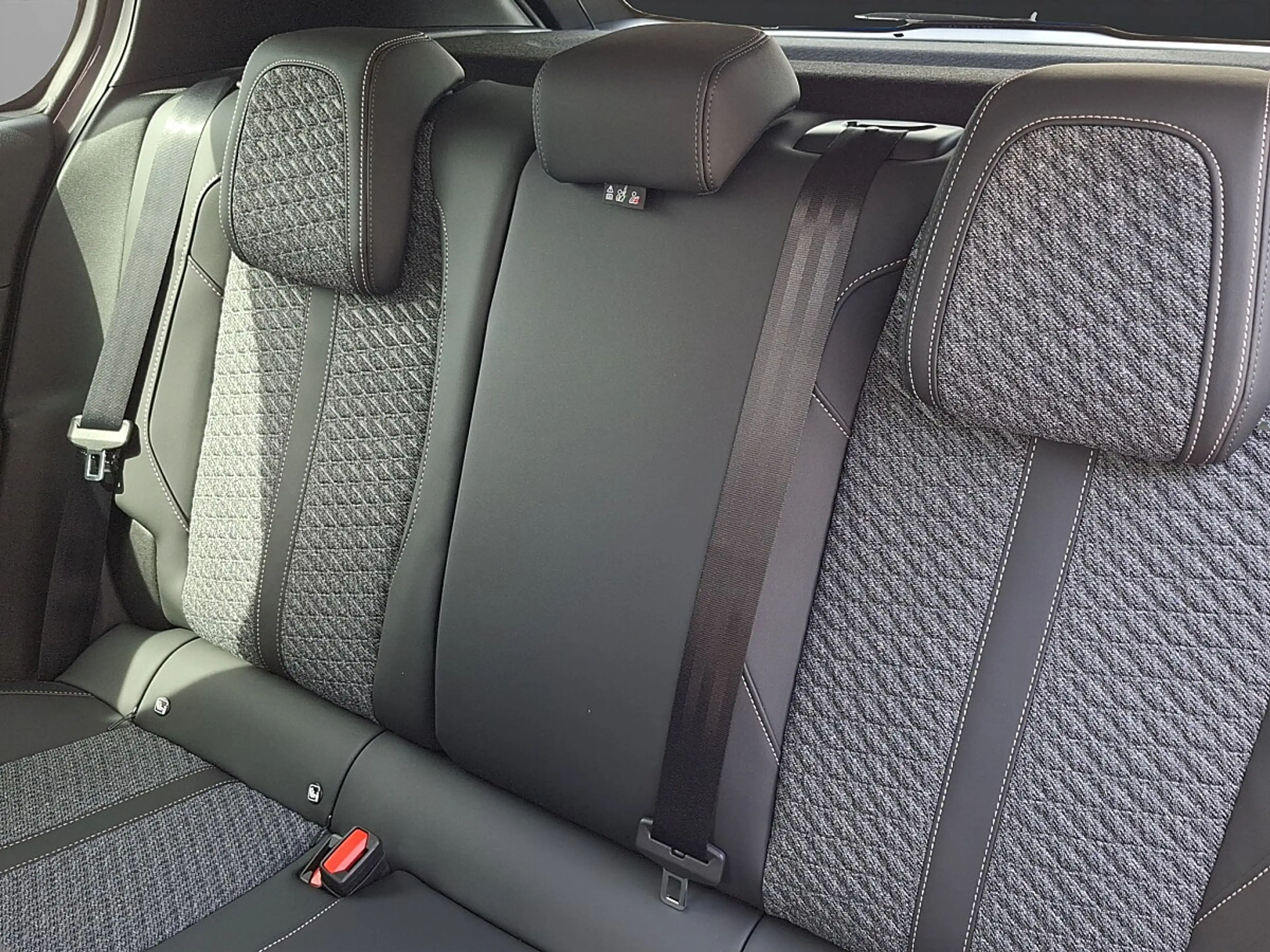 Peugeot 308 Hybrid 145 e-DSC6 Allure — photo 11