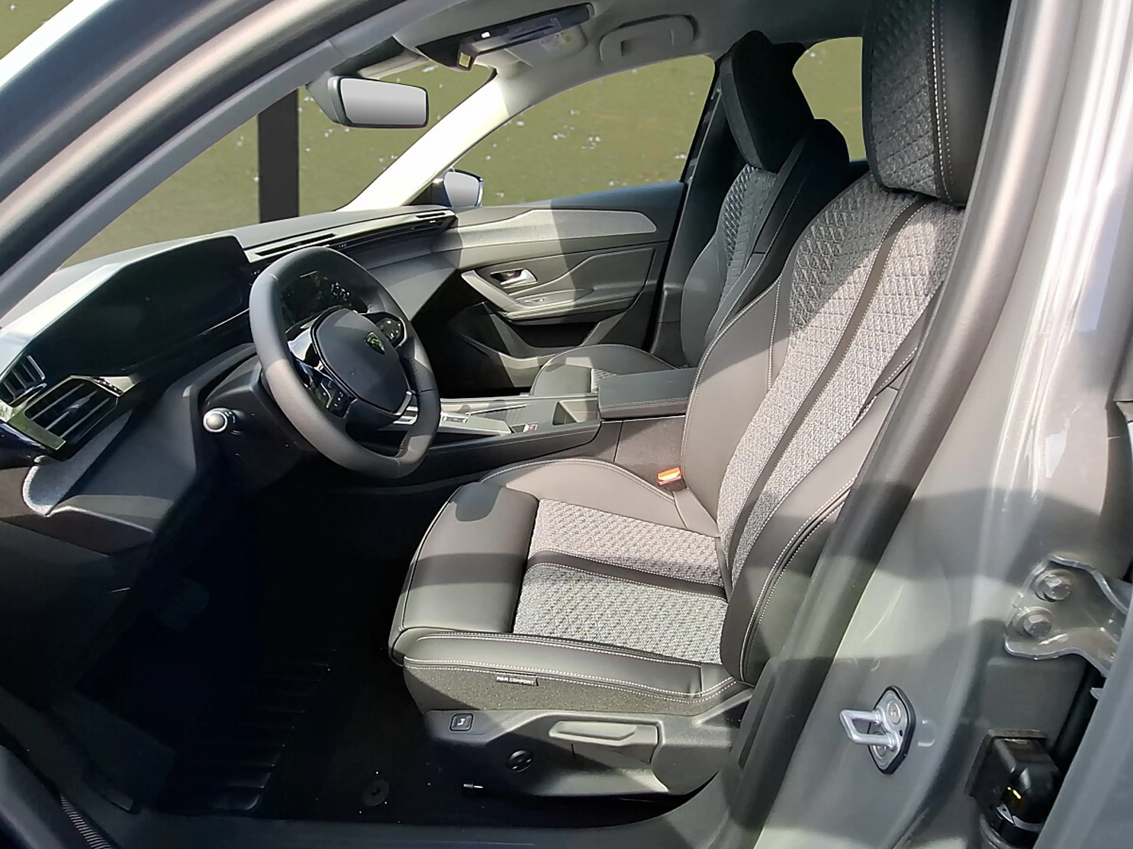 Peugeot 308 Hybrid 145 e-DSC6 Allure — photo 9