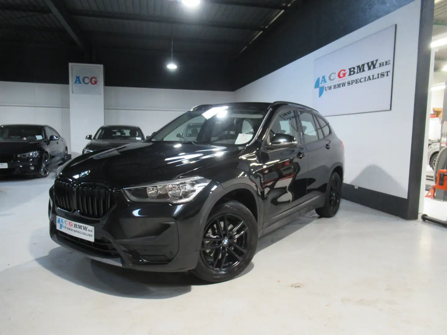 BMW X1 18i AUT PDC Camera Navigatie Full Black DAB CC Noir - 1