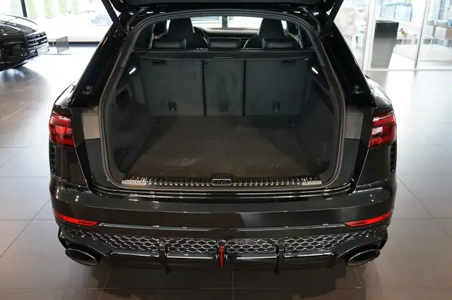 Audi Q8 view 5