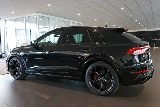Audi Q8 view 2