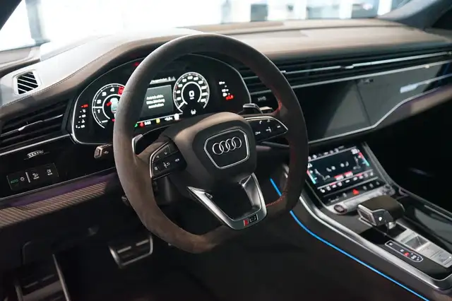 Audi Q8 view 11
