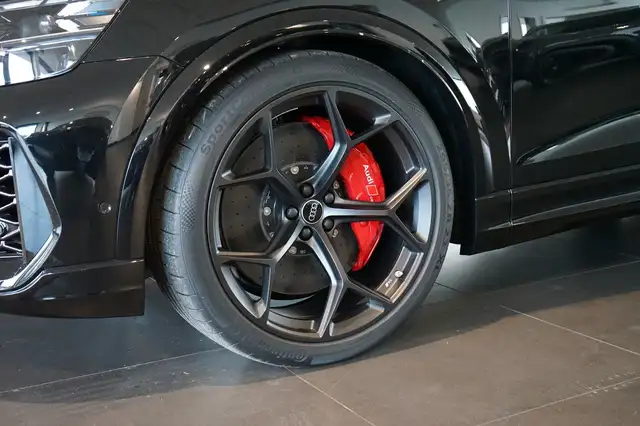 Audi Q8 view 7