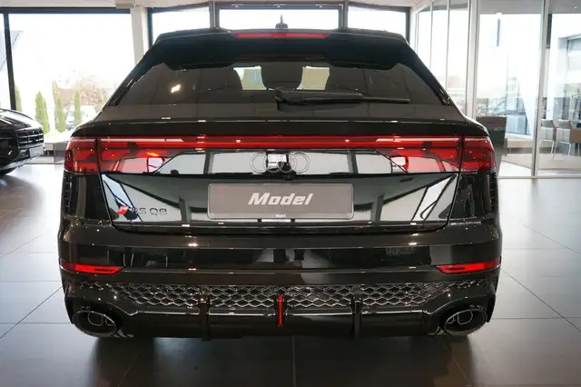 Audi Q8 view 4