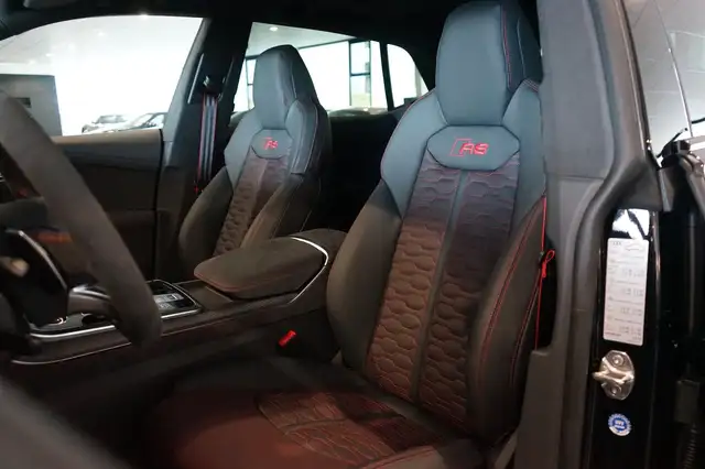 Audi Q8 view 8