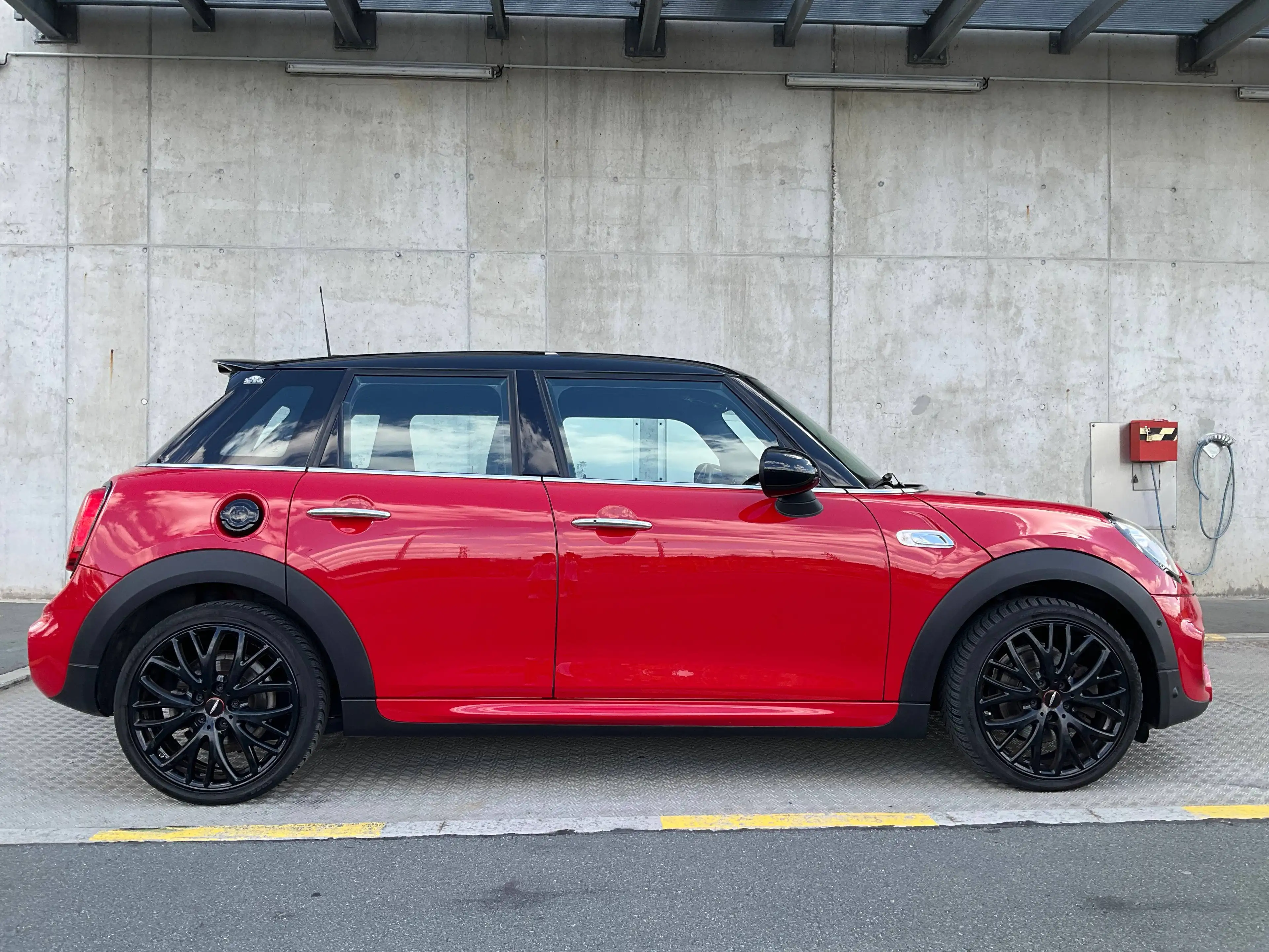 MINI Cooper S 7-G Automatik JCW Works Paket+Sitze LM 18" autom. Parkassistent Max Ausstattung 5-trg — photo 4