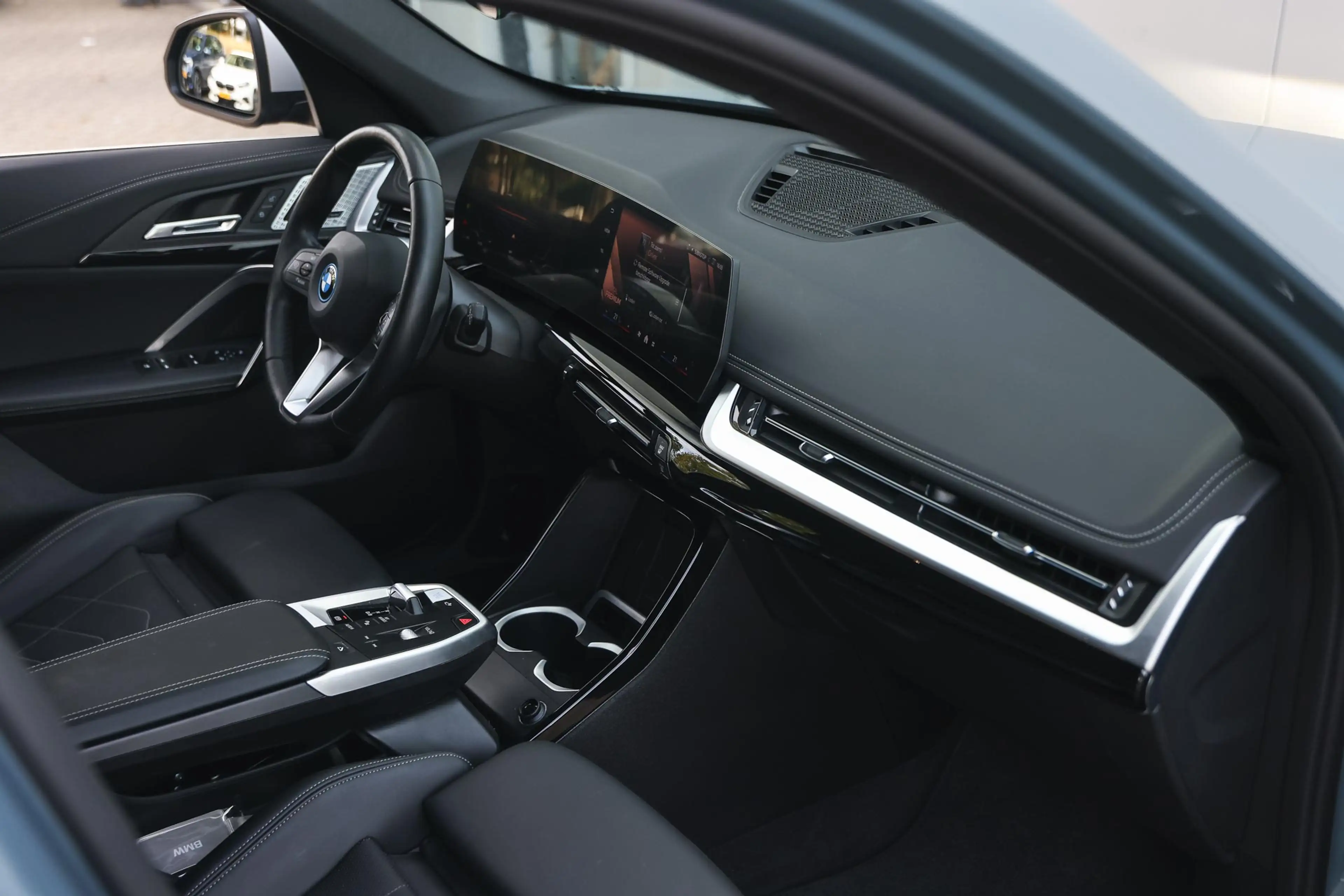 BMW iX1 eDrive20 xLine / Sportstoelen / Comfort Access / A — photo 10