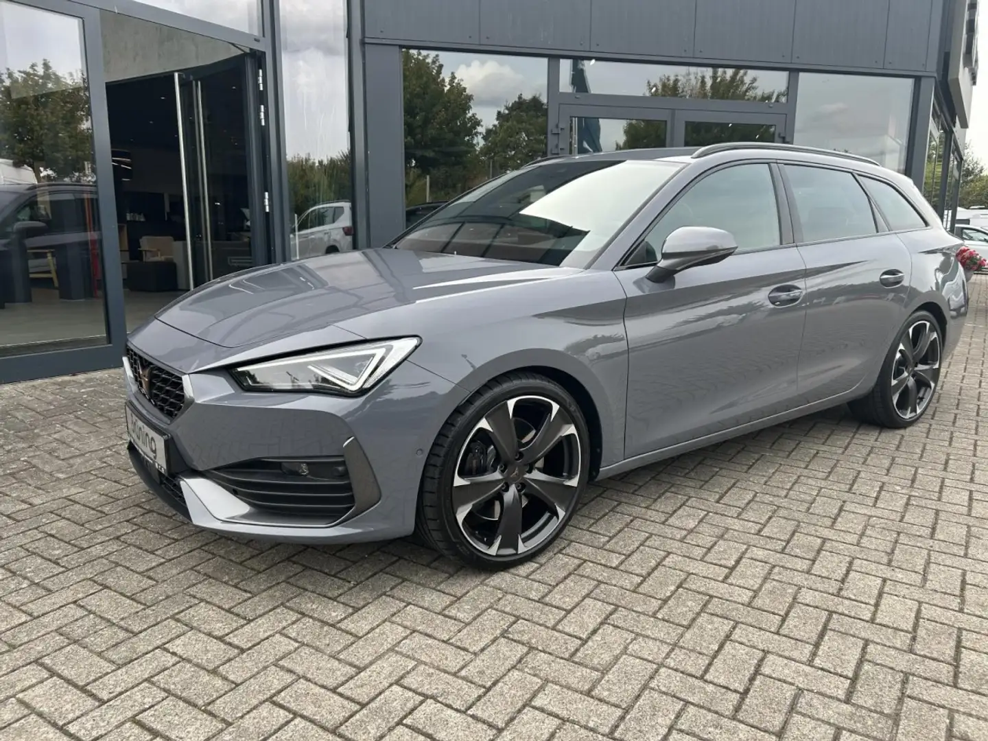 CUPRA Leon Sportstourer 2.0 TSI VZ 4Drive AHK Klima Navi Grau - 2