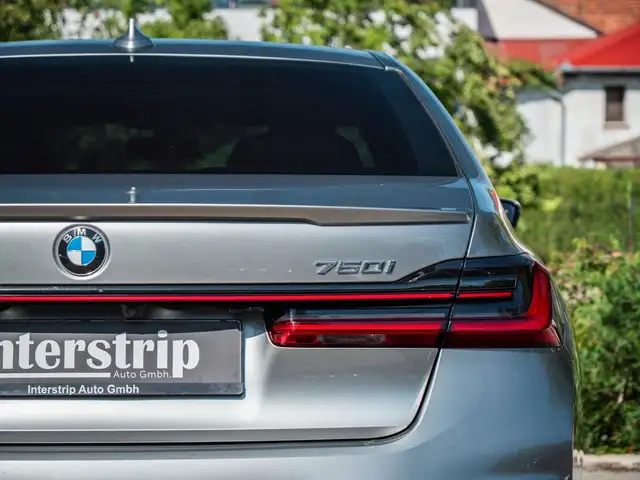 BMW 7 Series view 10