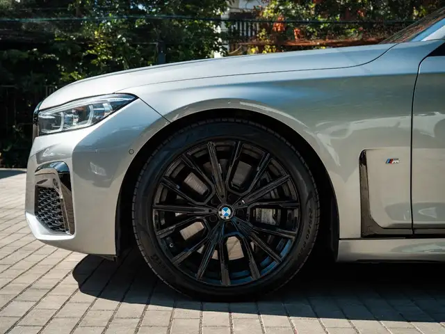 BMW 7 Series view 11