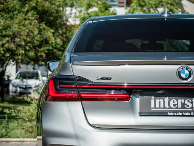 BMW 7 Series view 9