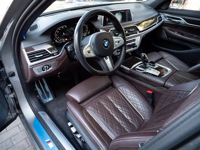 BMW 7 Series view 15