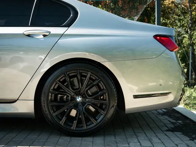 BMW 7 Series view 12