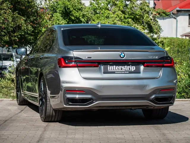 BMW 7 Series view 4