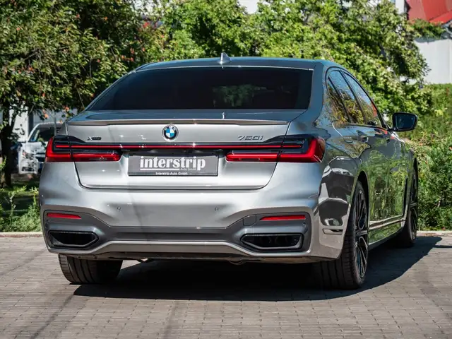 BMW 7 Series view 6