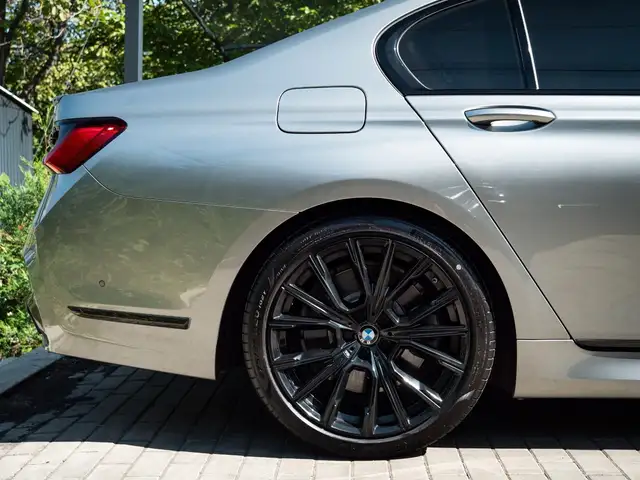 BMW 7 Series view 13