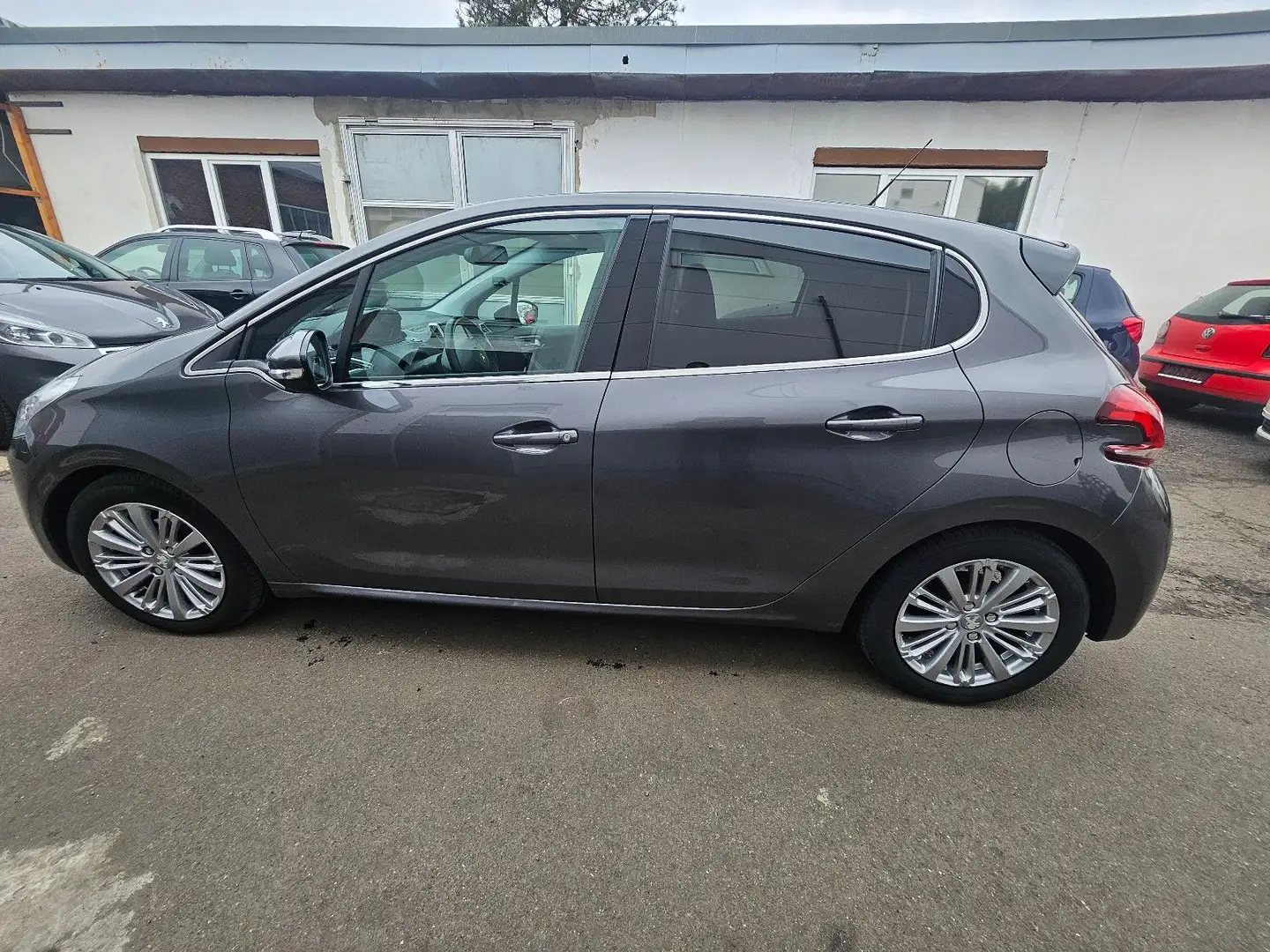 Peugeot 208 1.5 HDI Velvet 100 Grau - 1