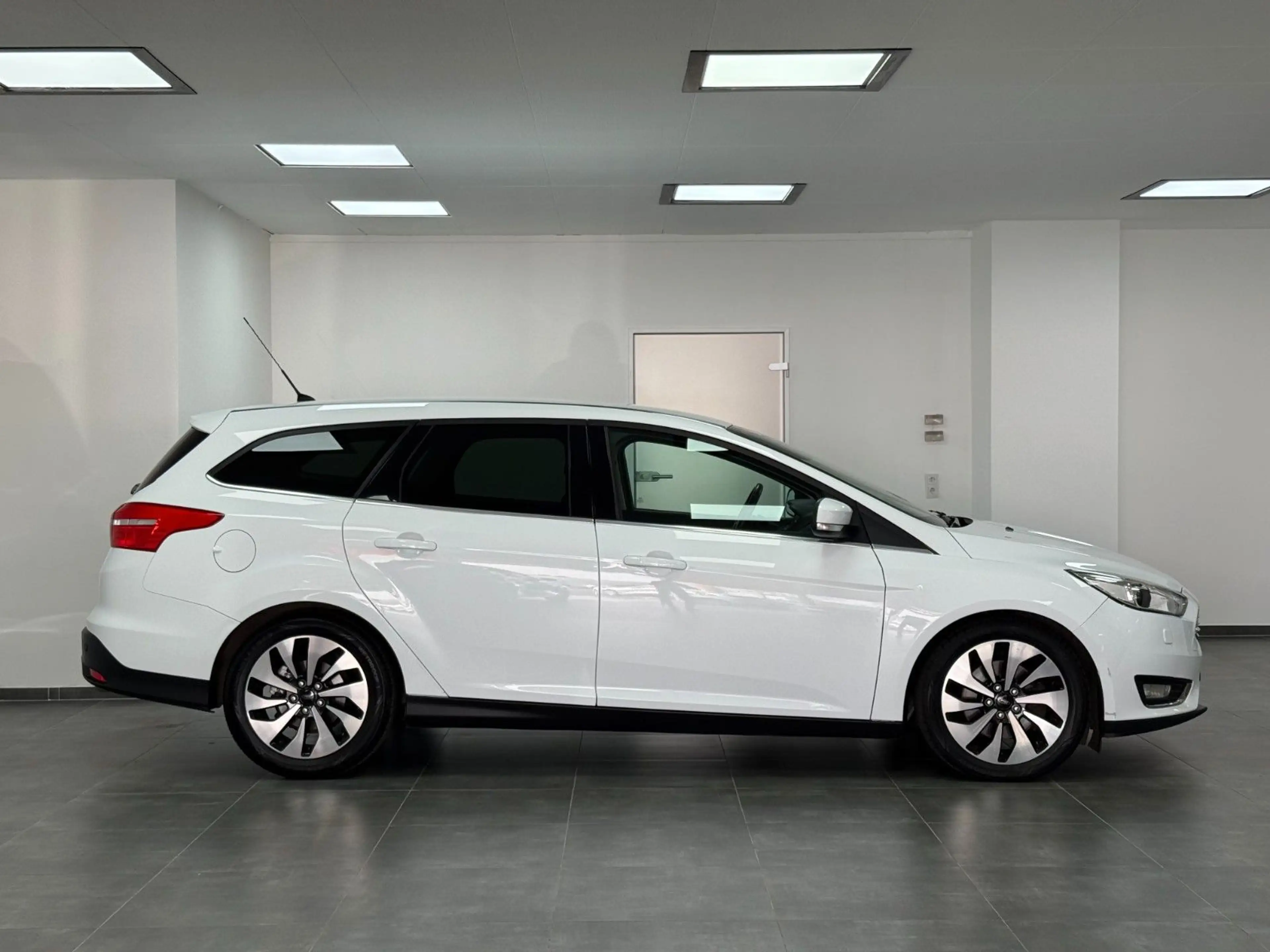 Ford Focus Turnier Titanium/NAVI/KAM/AHK/SHZ/LEDER — photo 4