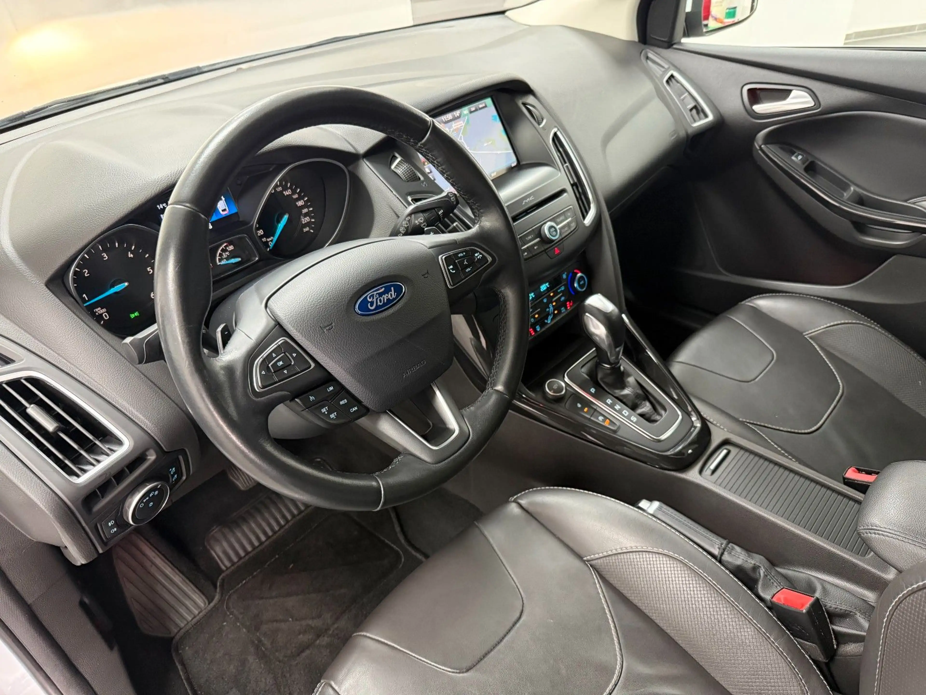 Ford Focus Turnier Titanium/NAVI/KAM/AHK/SHZ/LEDER — photo 8