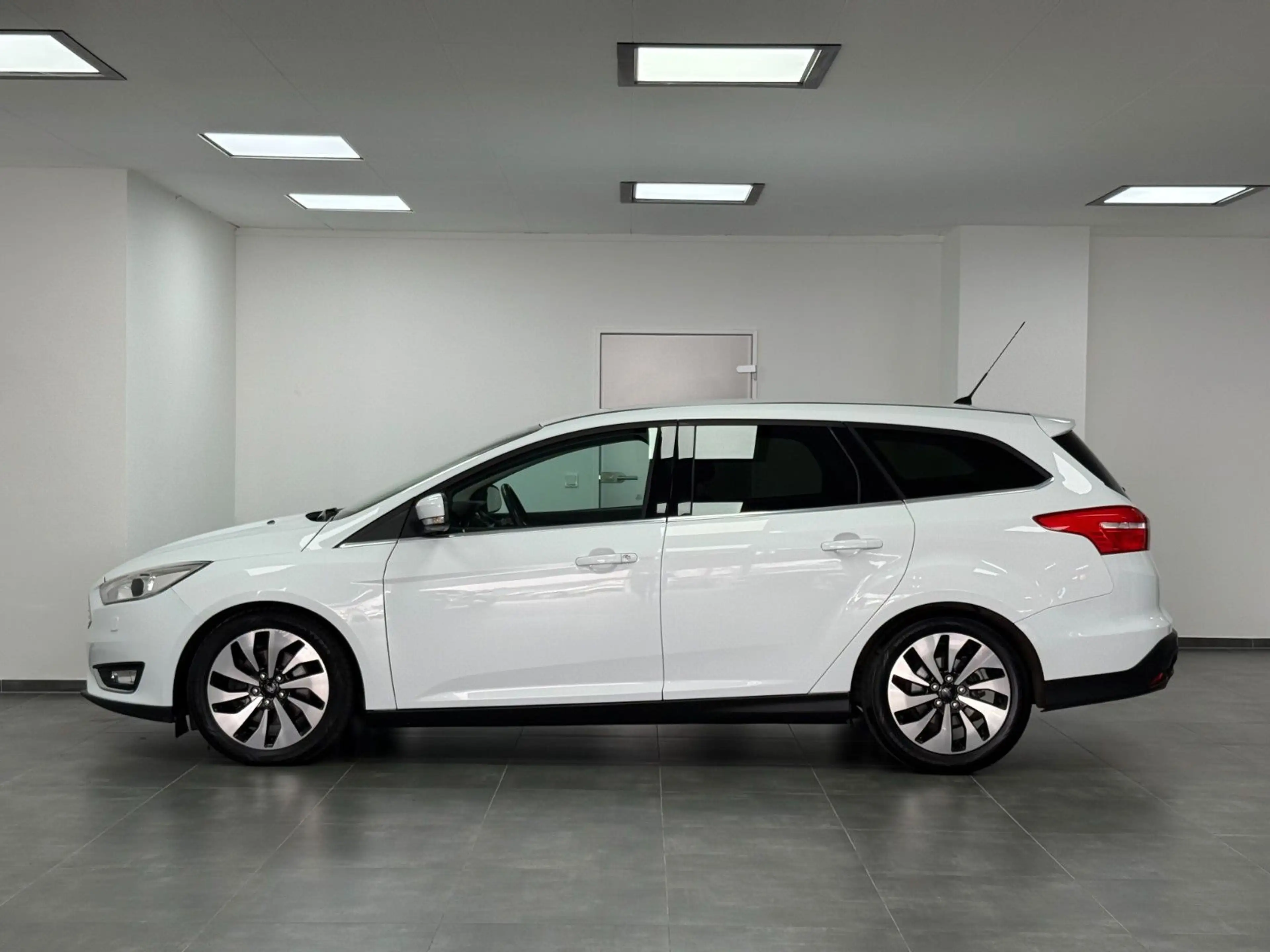 Ford Focus Turnier Titanium/NAVI/KAM/AHK/SHZ/LEDER — photo 3
