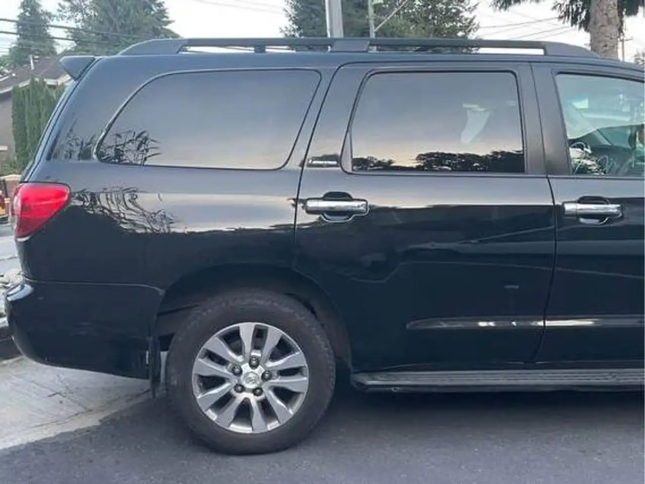 Toyota Sequoia снимка Toyota Sequoia