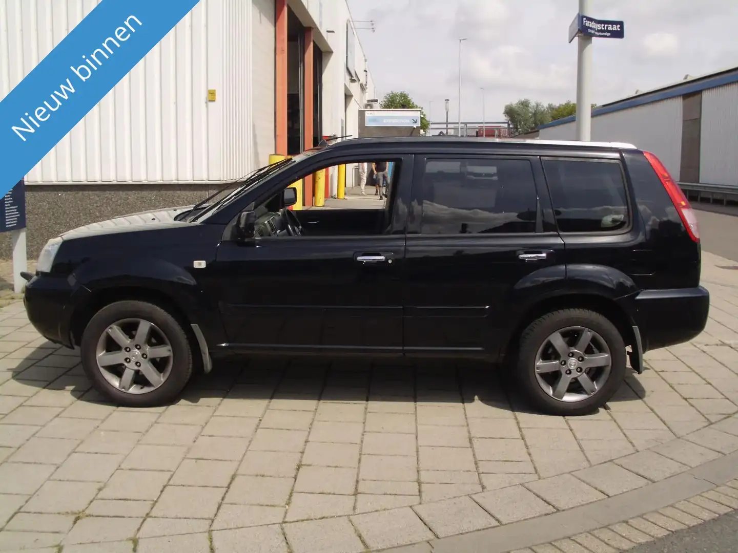 Nissan X-Trail NISSAN 2.5 AUT MET AIRCO NAVI Zwart - 2