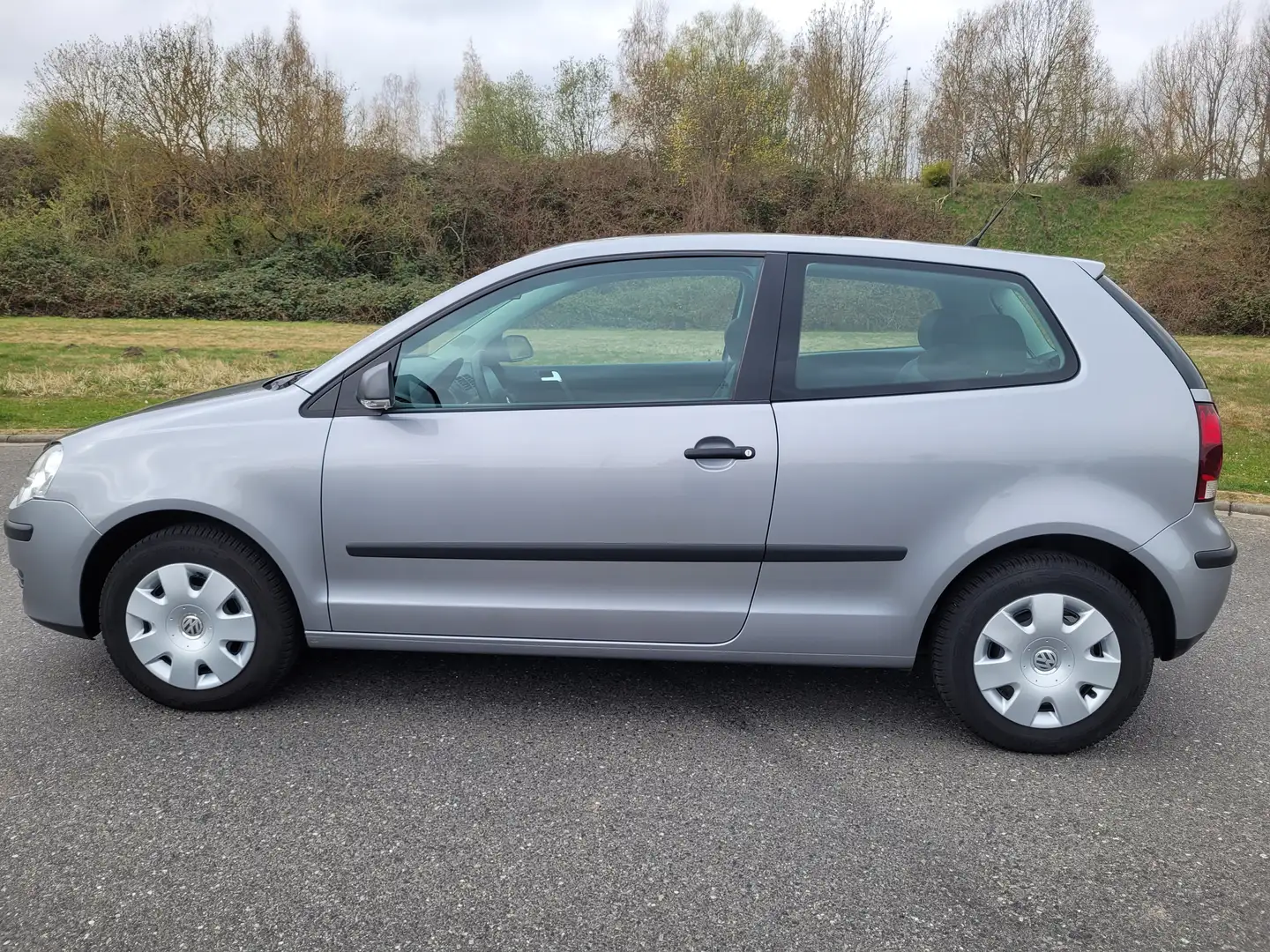 Volkswagen Polo 1.2 Trendline "erst 25.218 KM-Neuzustand !" Grau - 2