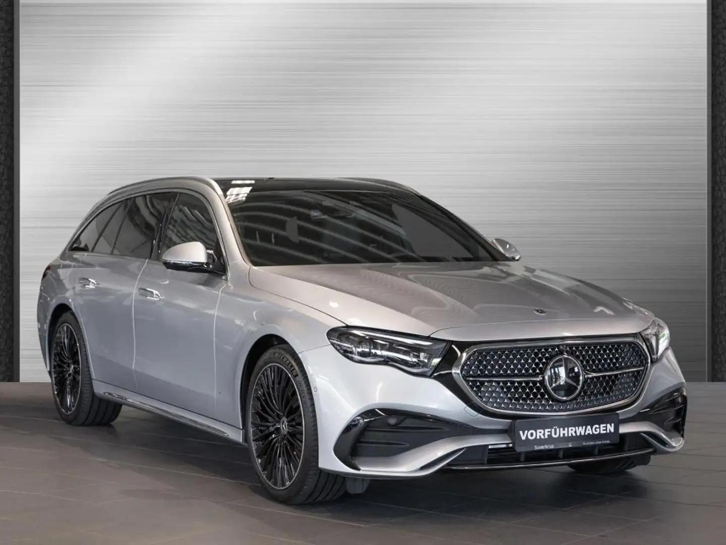 Mercedes-Benz E 300 e T BURM AMG DISTR SPUR AIRMATIC 360 PANO Silber - 1