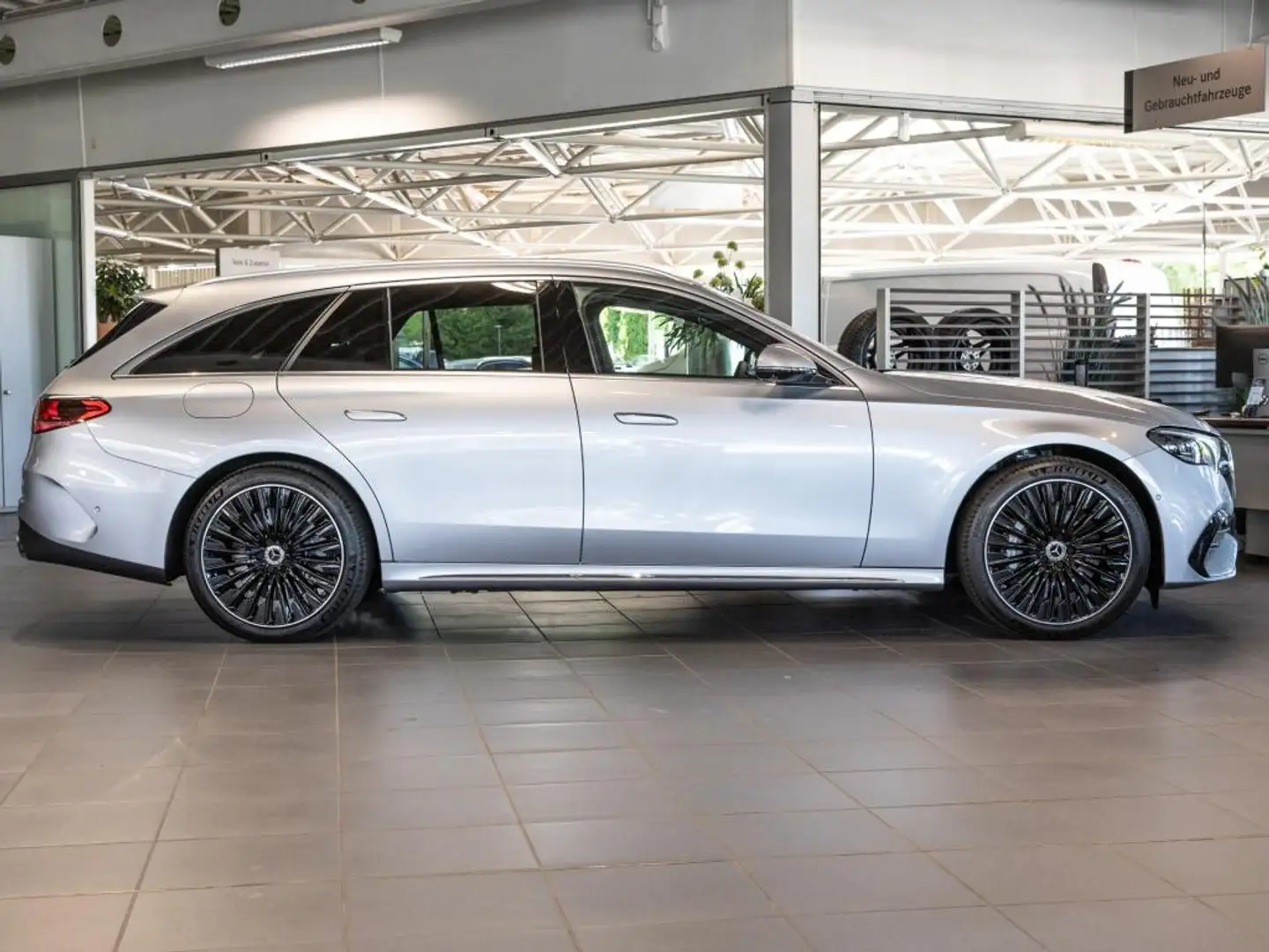 Mercedes-Benz E 300 e T BURM AMG DISTR SPUR AIRMATIC 360 PANO Silber - 2