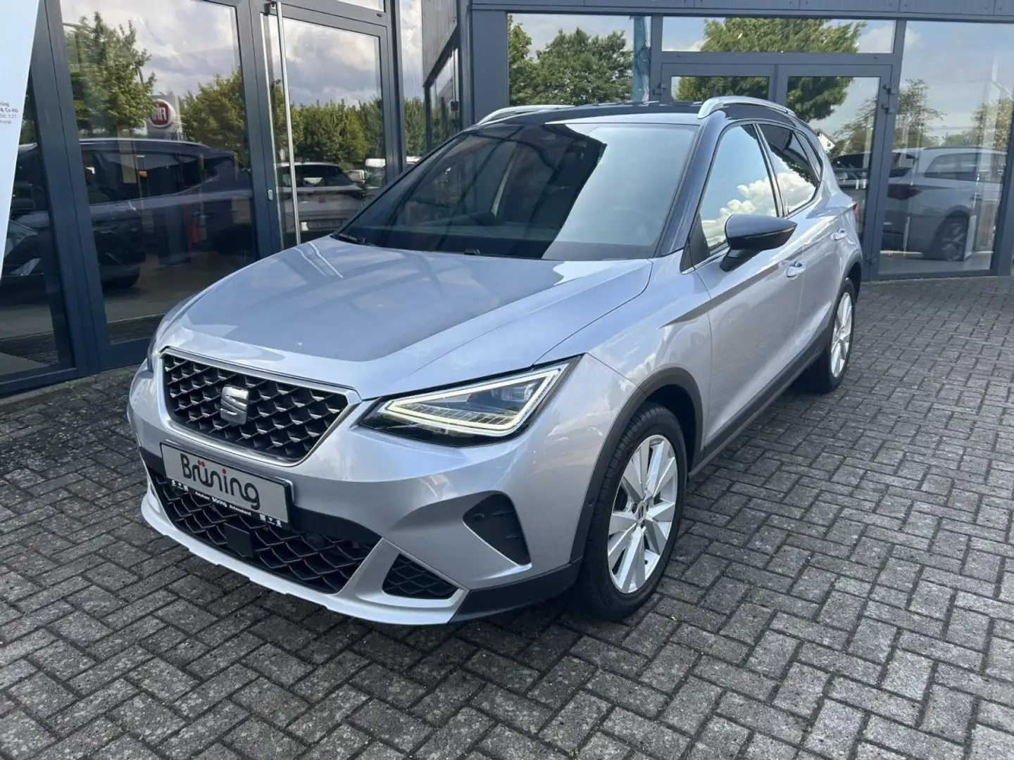 SEAT Arona Xperience 1.0 TSI /Ganzjahresreifen / Navi Klima Argento - 2