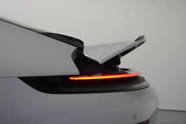 Porsche 911 view 8
