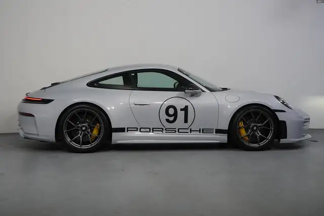 Porsche 911 view 3