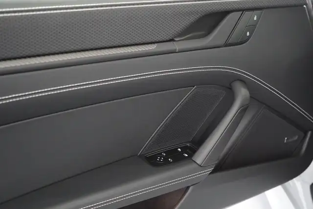 Porsche 911 view 13