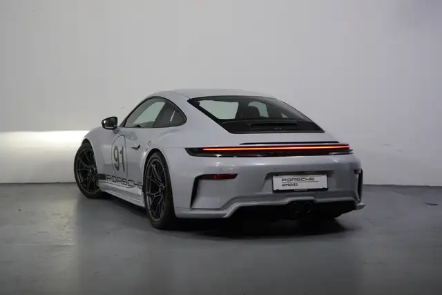 Porsche 911 view 5