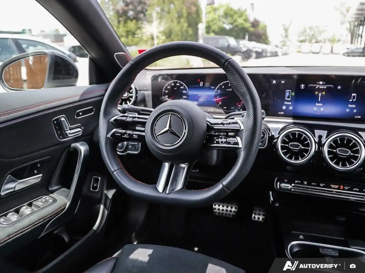 Mercedes-Benz CLA снимка Mercedes-Benz CLA