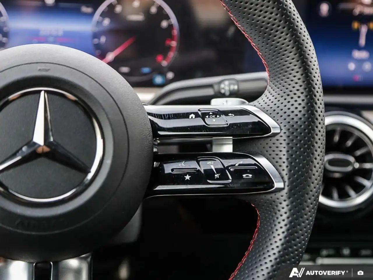 Mercedes-Benz CLA снимка Mercedes-Benz CLA