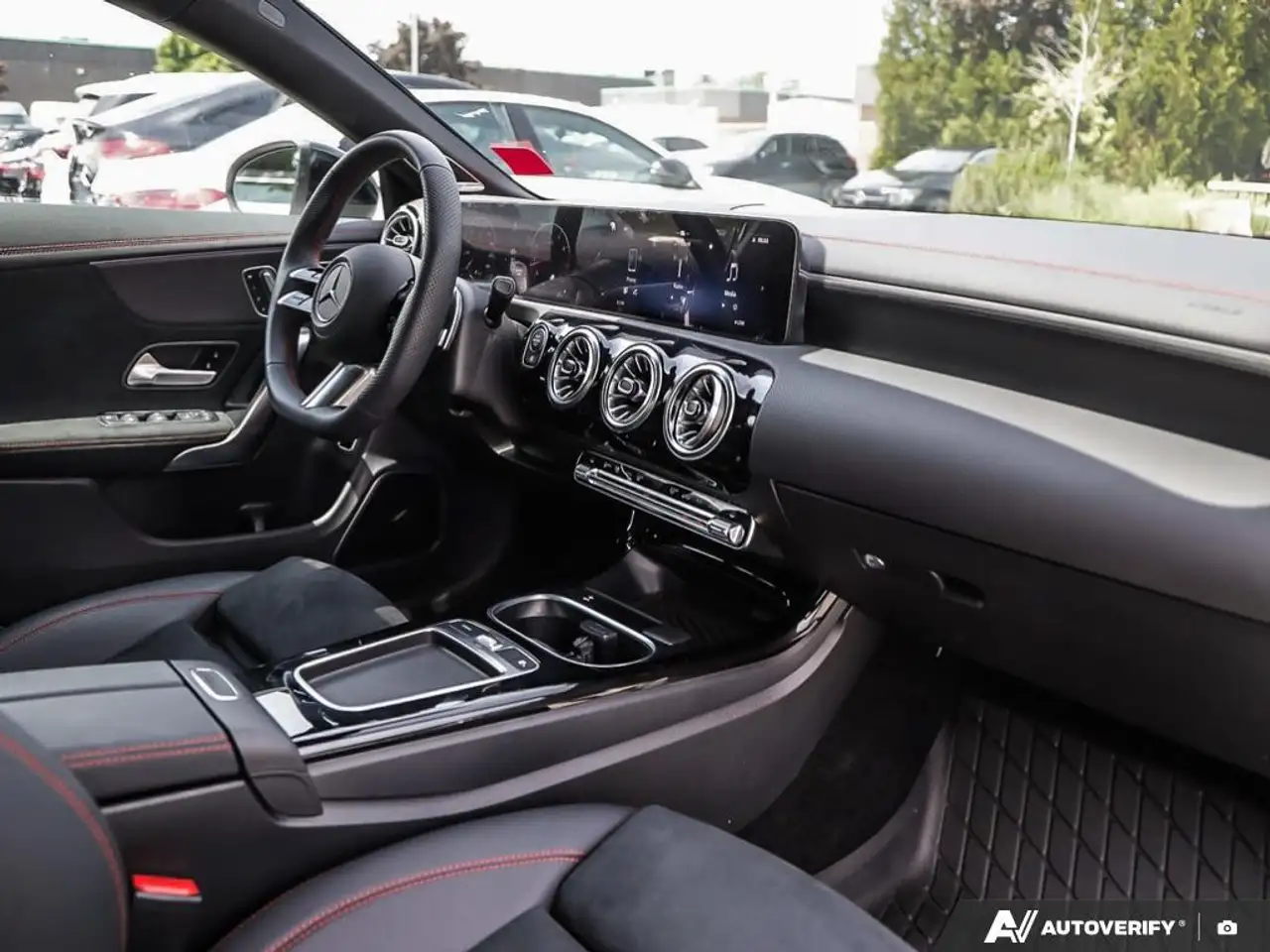 Mercedes-Benz CLA снимка Mercedes-Benz CLA