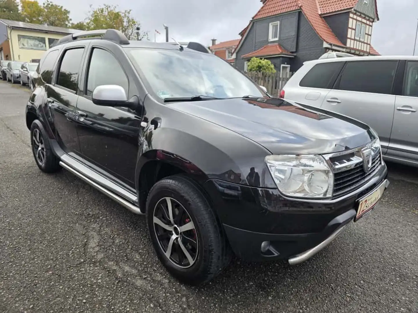 Dacia Duster I Laureate 4x2 1,6 L Klima Tüv hu 06 2027 Schwarz - 2