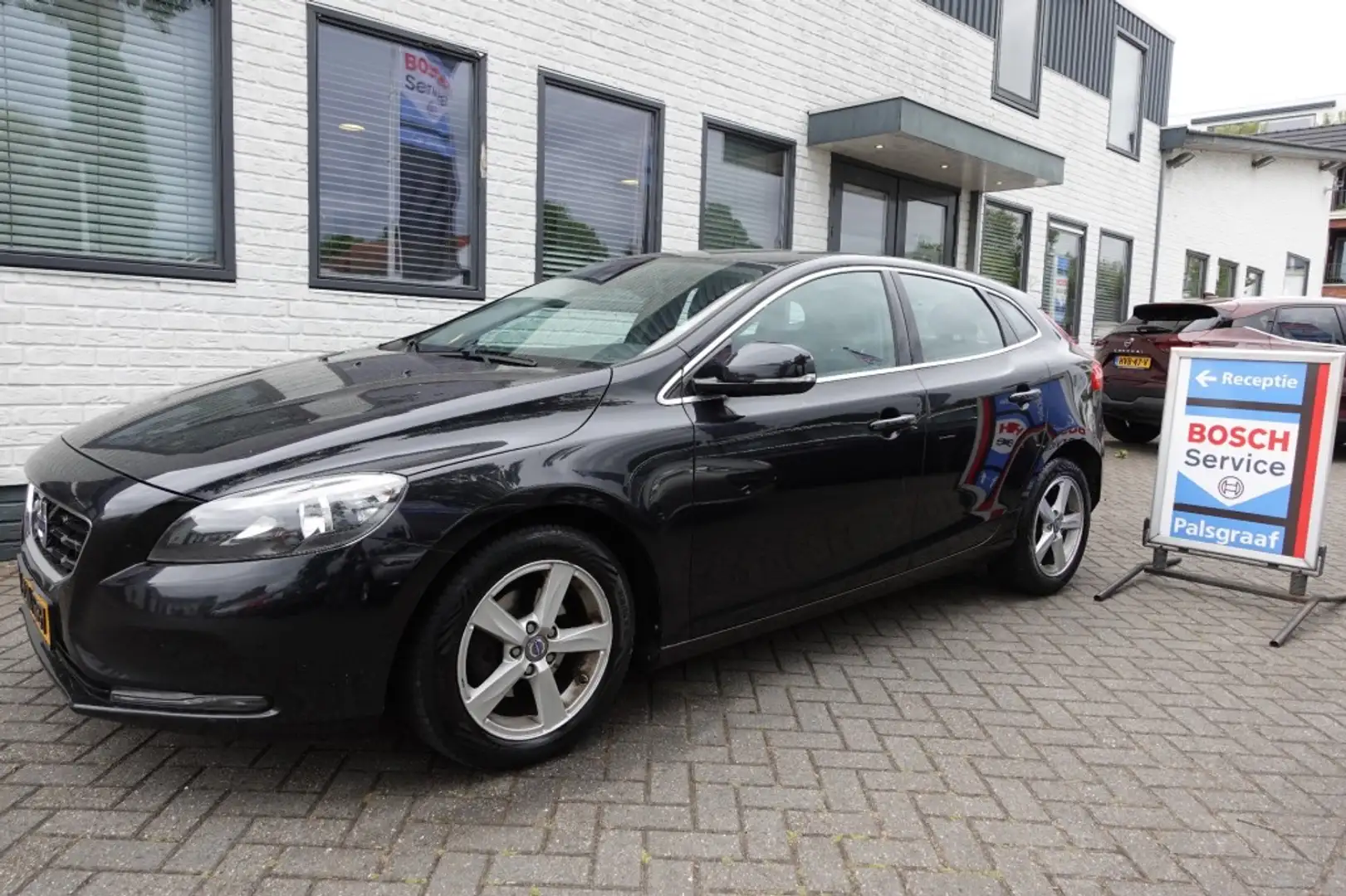 Volvo V40 1.6 D2 MOMENTUM BNS LM  (verbruik 1: 23 ) Zwart - 1