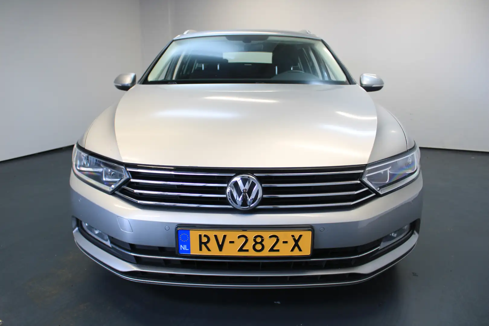 Volkswagen Passat Variant 1.6 TDI Highline *Koningsdag open* Grijs - 2