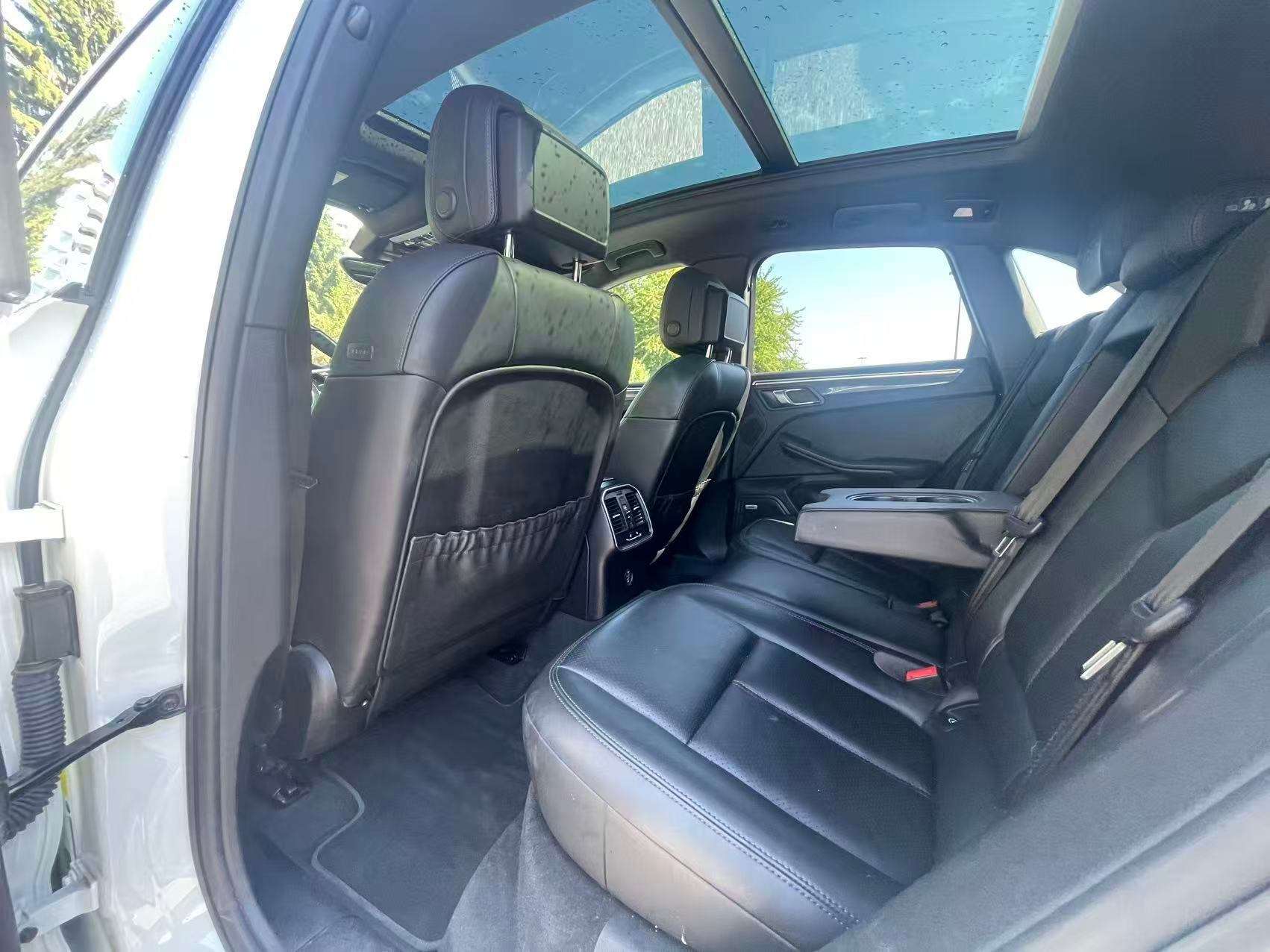 2018 Porsche Macan GTS AWD thumb 12