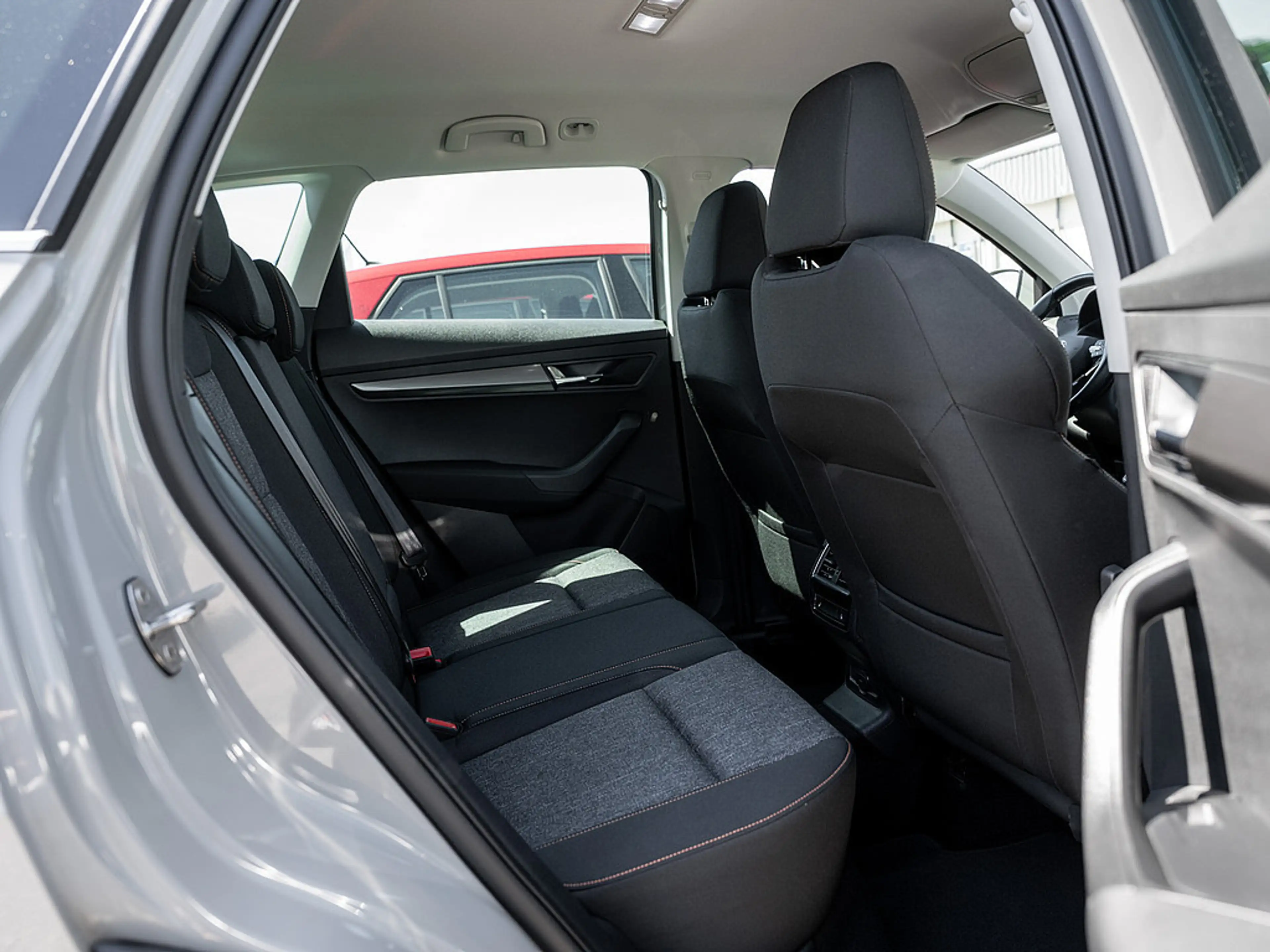 Skoda Karoq 2.0 TDI Clever AHK KAM LED SHZ PDC NAVI — photo 4