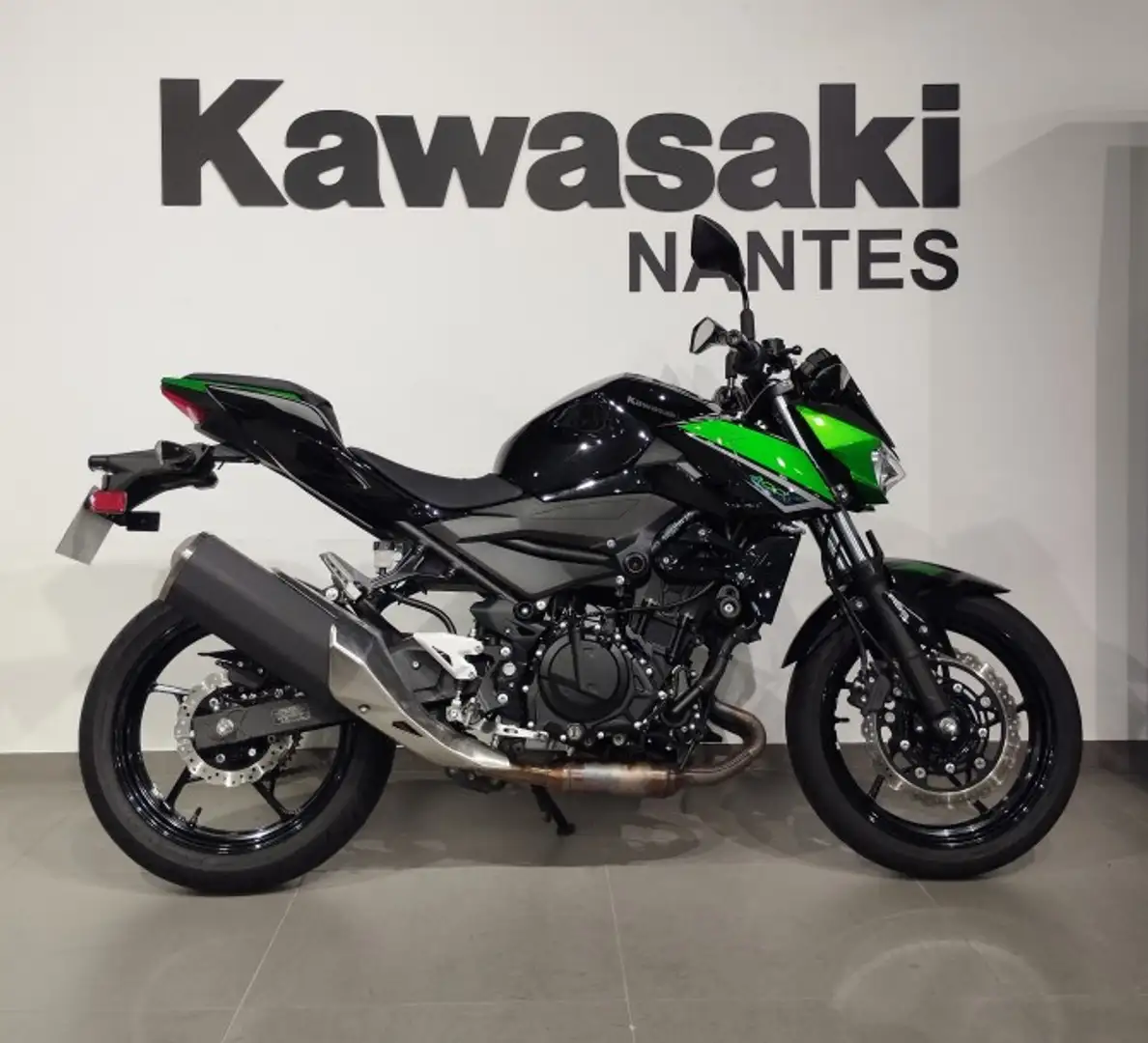 Kawasaki Z 400 Negro - 2