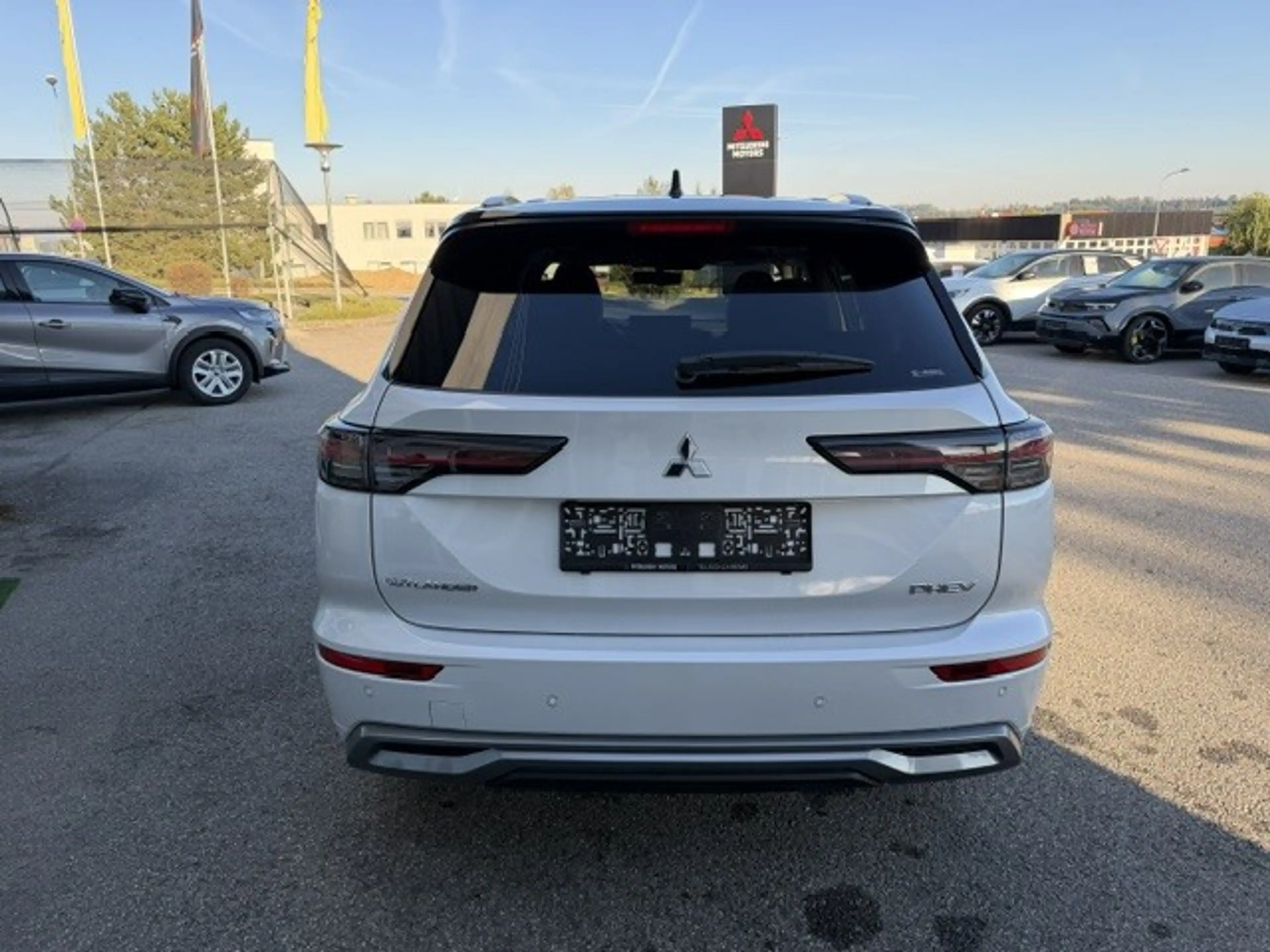 Mitsubishi Outlander 2,4 PHEV S-AWC Diamond — photo 6