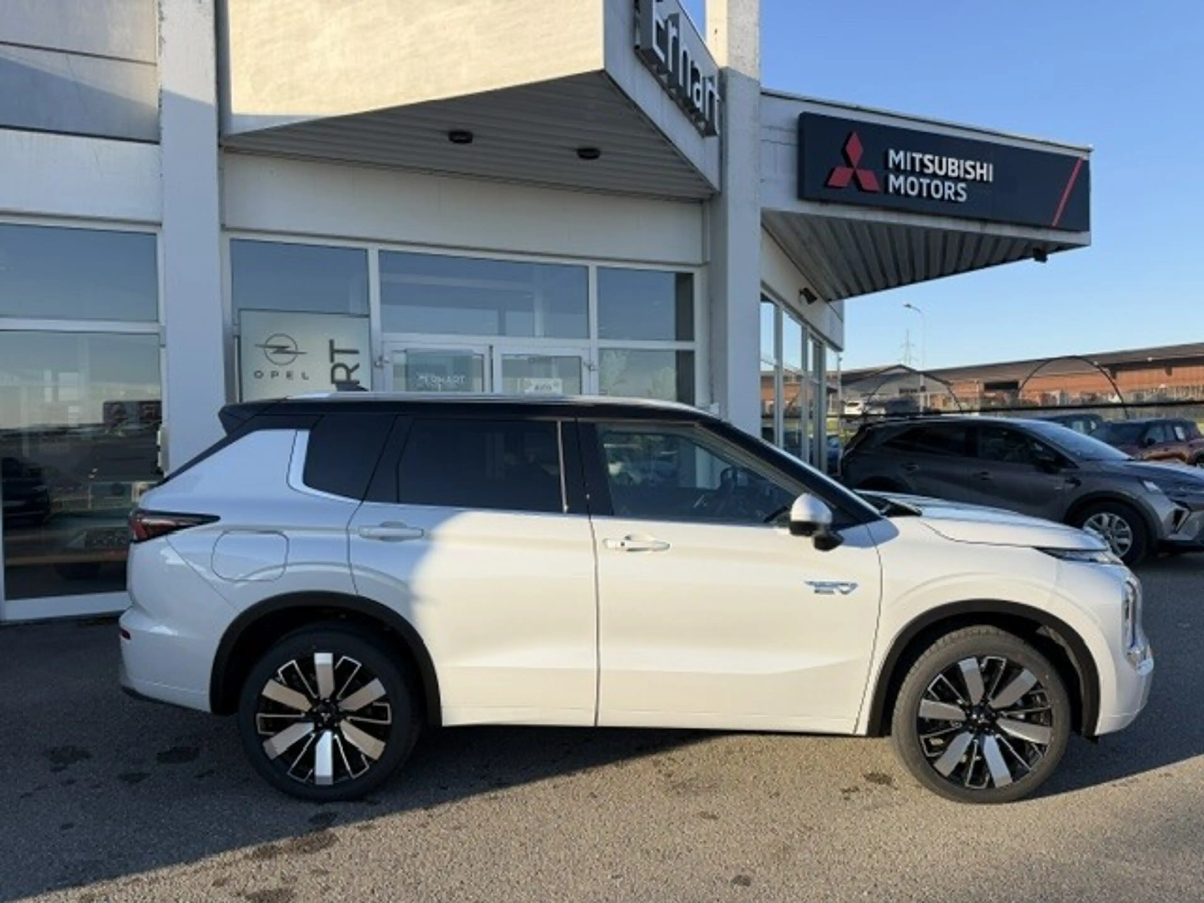 Mitsubishi Outlander 2,4 PHEV S-AWC Diamond — photo 4