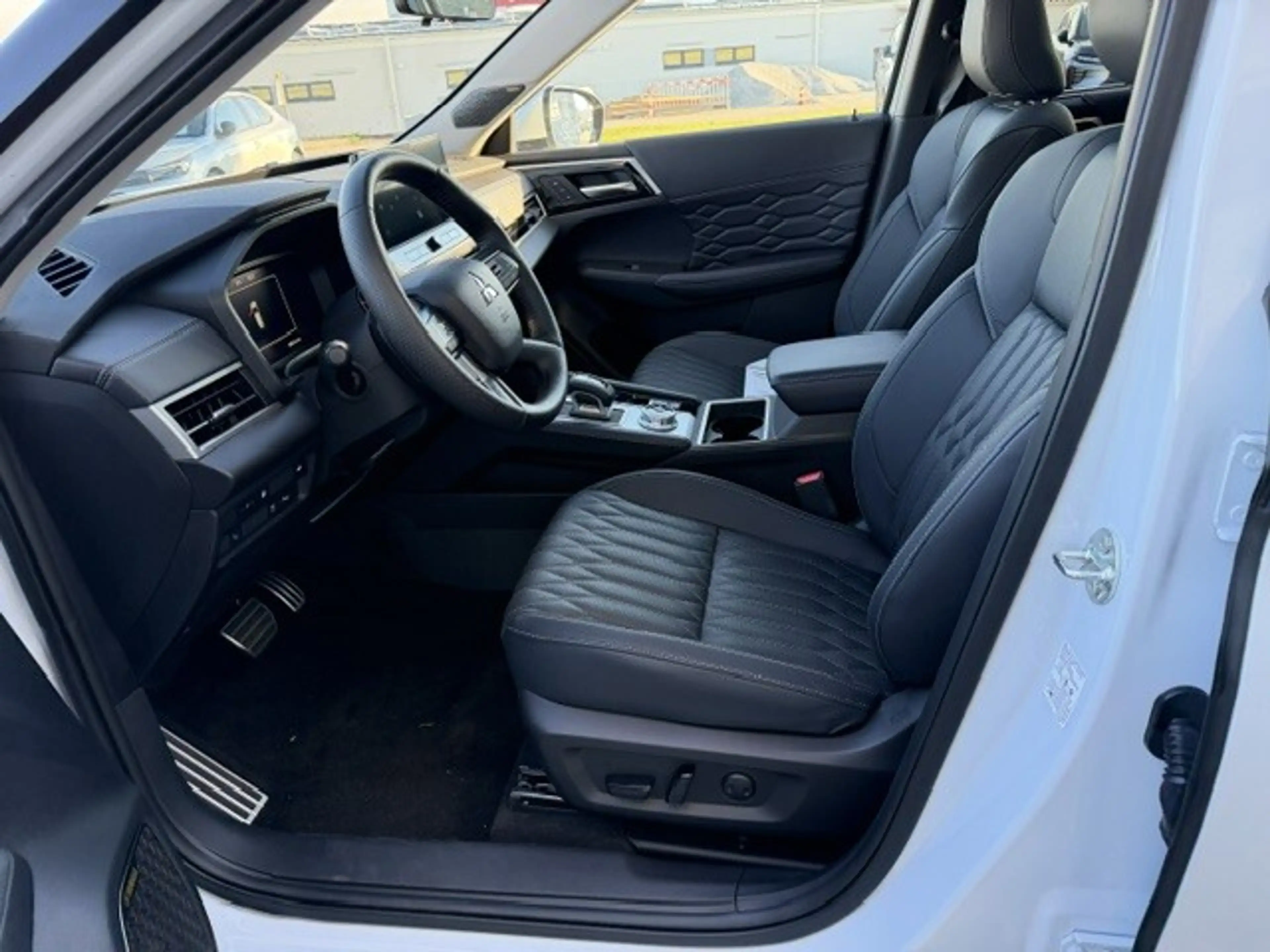 Mitsubishi Outlander 2,4 PHEV S-AWC Diamond — photo 15