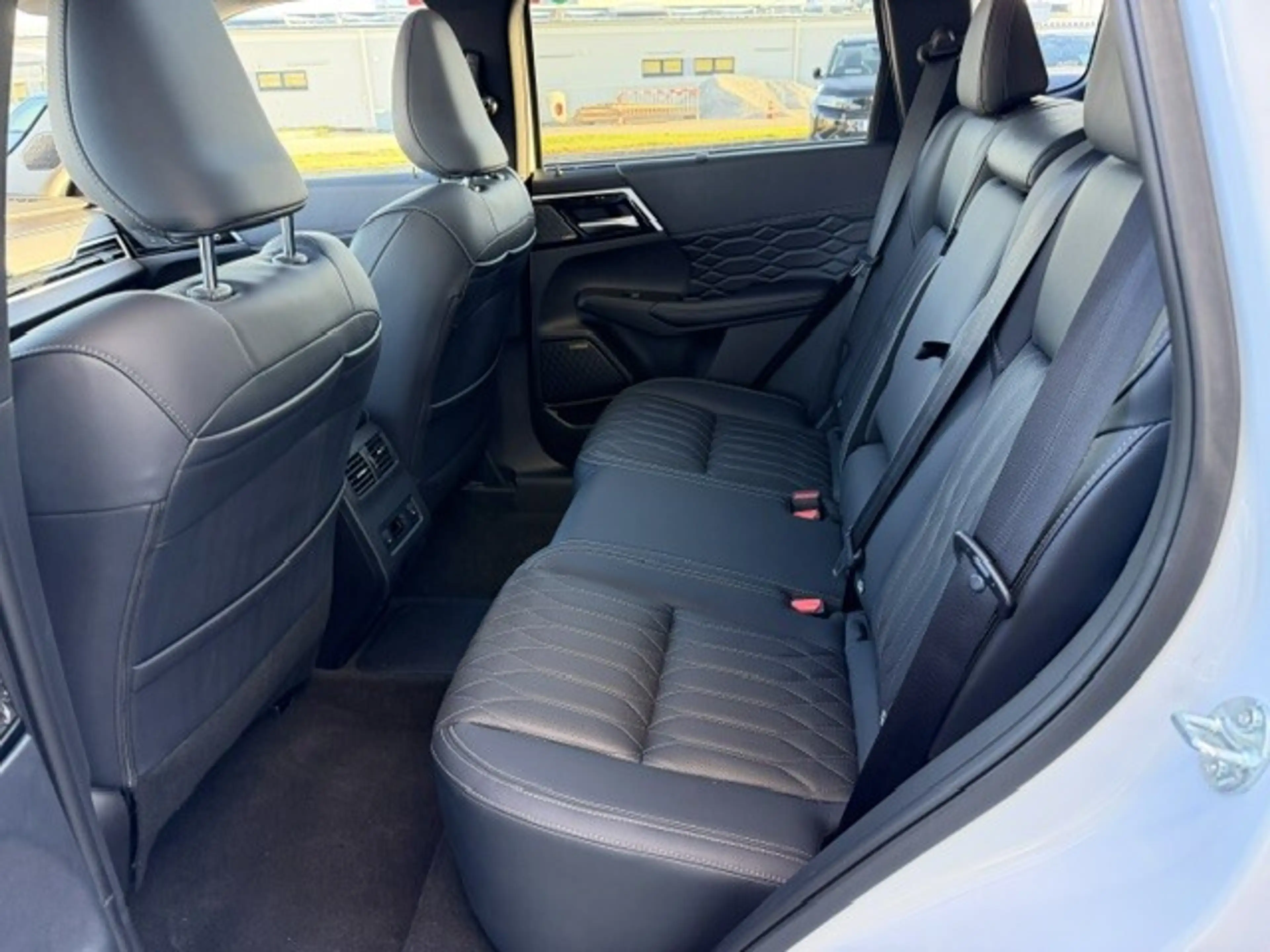 Mitsubishi Outlander 2,4 PHEV S-AWC Diamond — photo 12