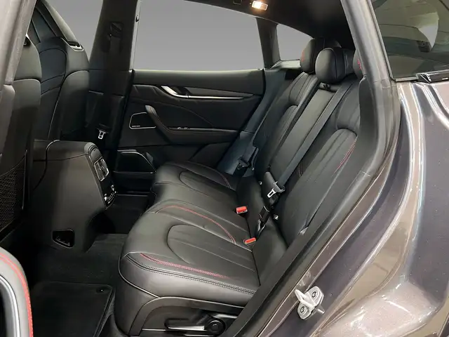 Maserati Levante view 10