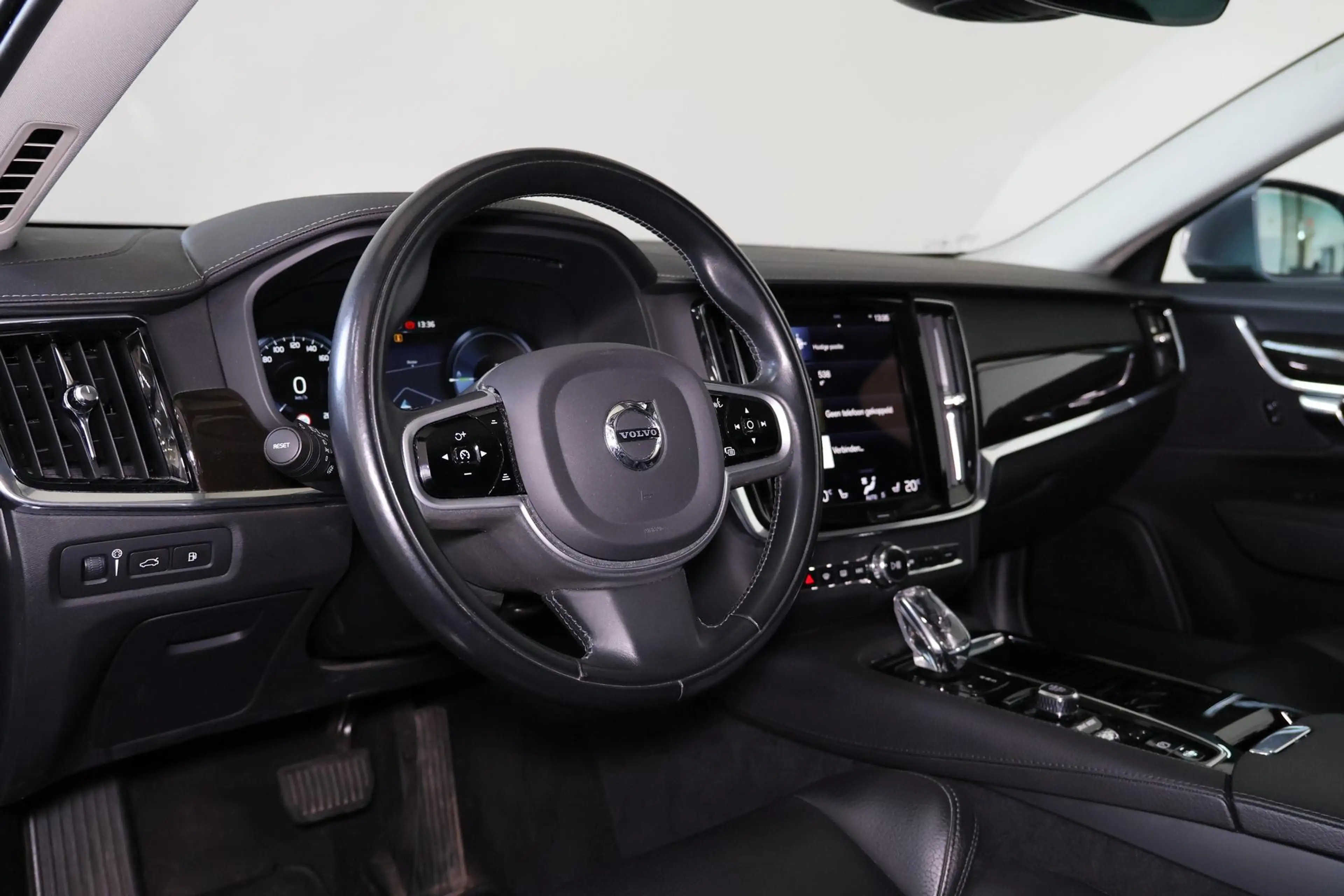 Volvo V90 T8 AWD Inscription - IntelliSafe Assist & Surround — photo 13
