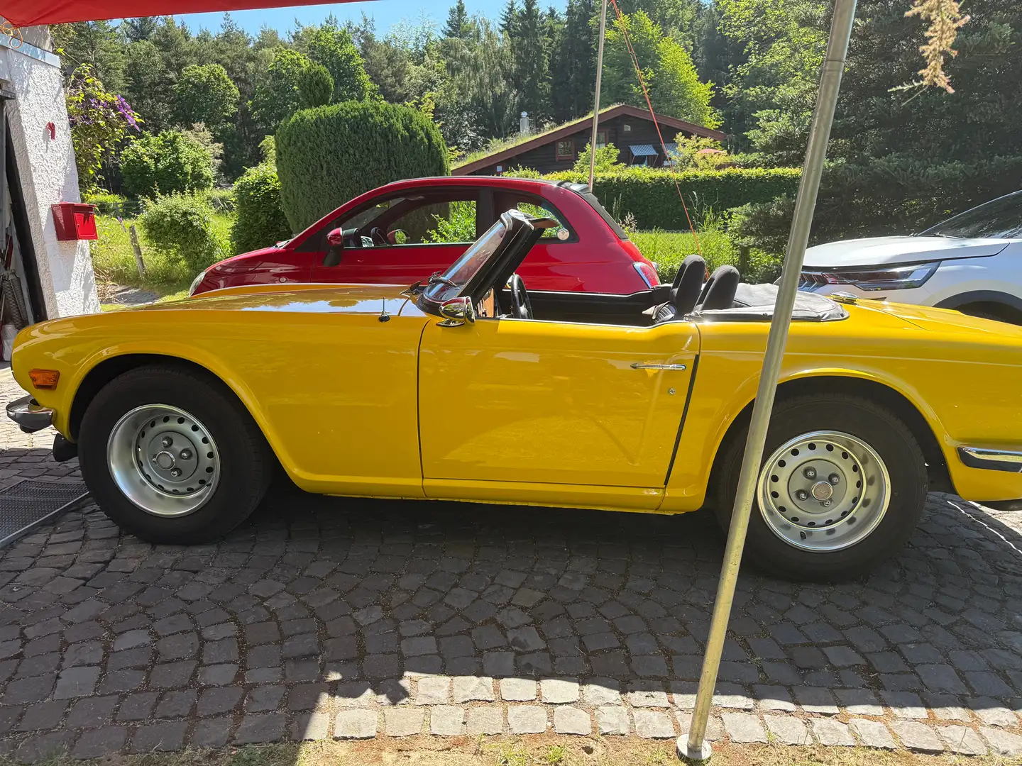 Triumph TR6 mit Overdrive Gelb - 2
